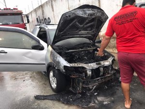 Carro pega fogo e fica parcialmente destruído em via pública de Maceió