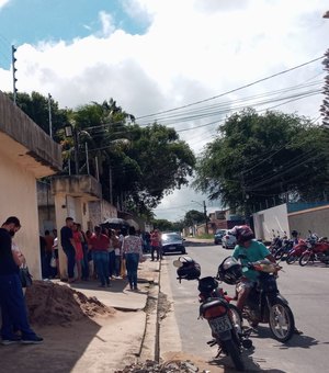 Véspera de prazo para regularização e emissão de título de eleitor gera fila imensa no Fórum Eleitoral de Arapiraca