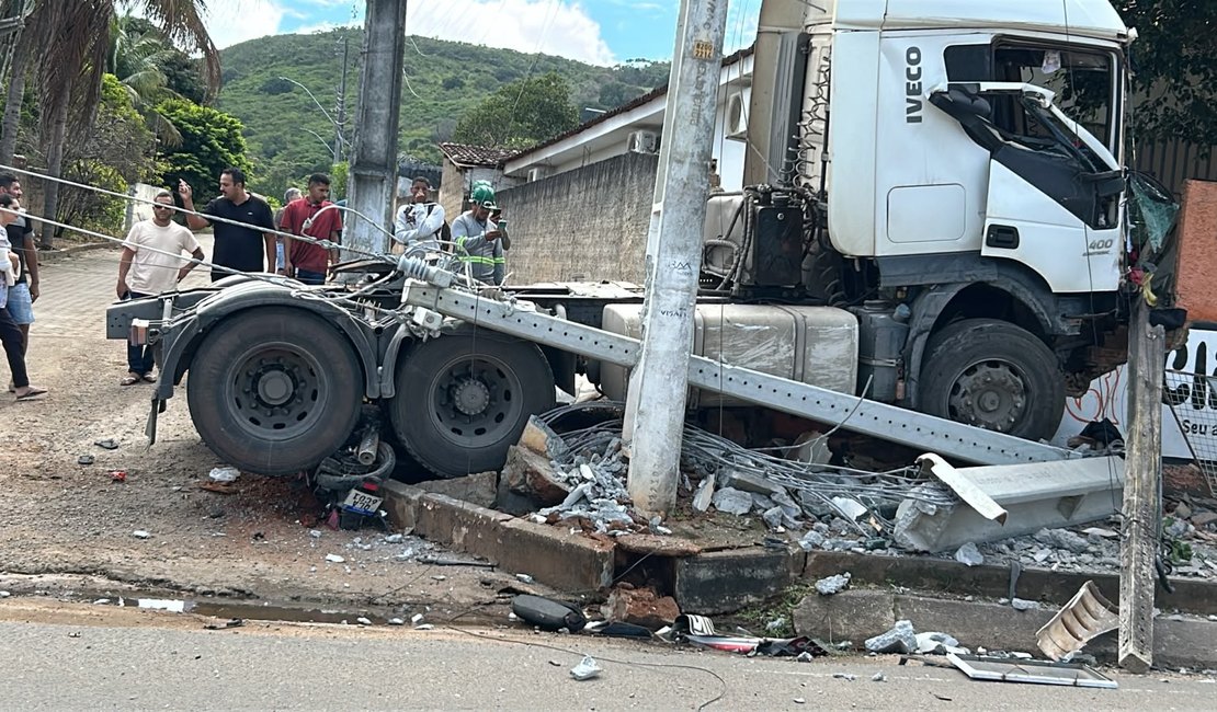 Motociclista morre após parar embaixo de caminhão em Palmeira dos Índios