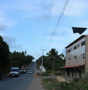 400 Bandeiras pretas são fixadas nos postes de Maragogi na AL 101 Norte