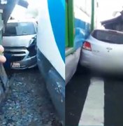 [Vídeo] Carro invade linha férrea e é  imprensado e arrastado por VLT, em Maceió