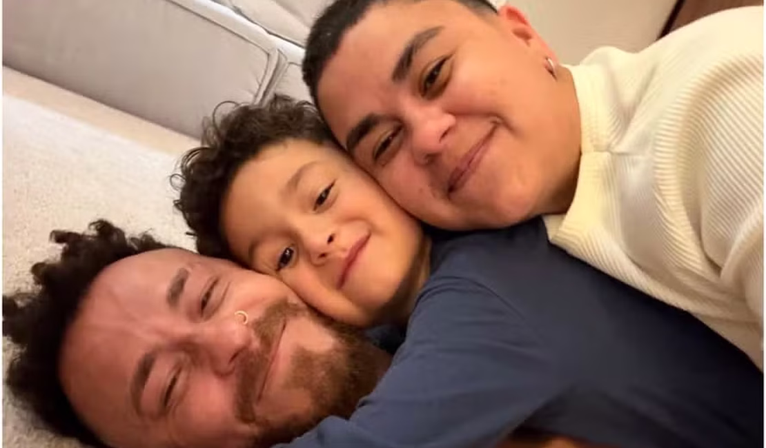 Fred recebe carinho de filho e irmão após levar tiro de raspão em balada
