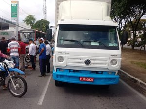 Colisão entre caminhão e moto deixa feridos na Av. Fernandes Lima