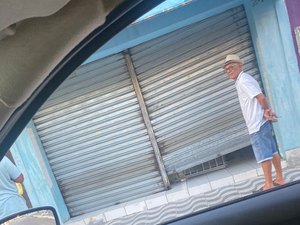 Estabelecimento comercial tem porta arrombada no Centro de Arapiraca