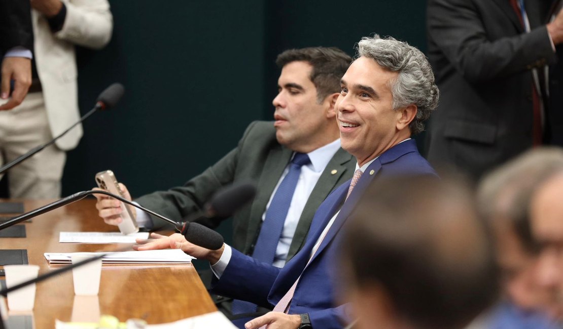 PL de Rafael Brito garante assento especial para pessoas com deficiência em aviões
