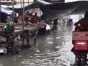 [Vídeo] Fortes chuvas alagam ruas e causam transtornos na feira do Pilar