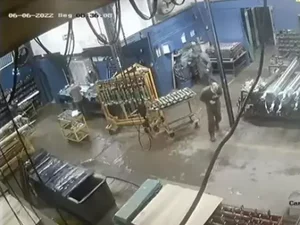[Vídeo] Homem é morto dentro de empresa por chefe após café fora do horário