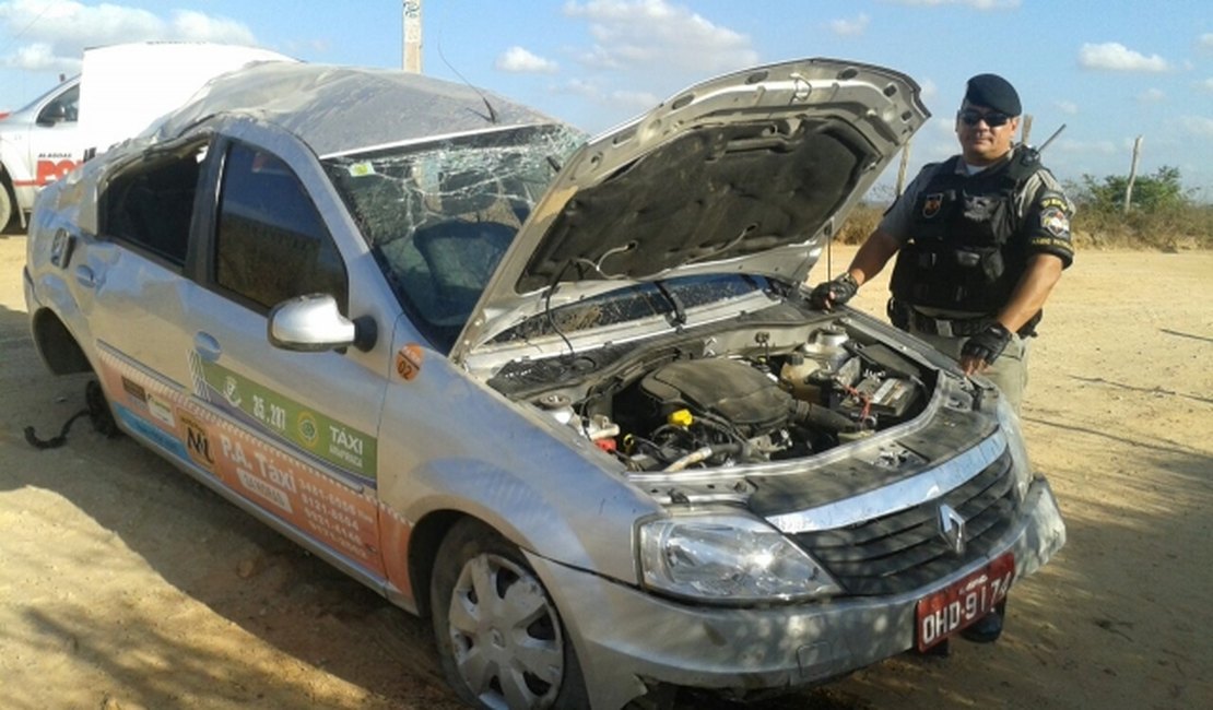 Em Arapiraca, capotamento de táxi deixa cinco feridos