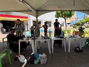 Barbeiros cortam cabelo de graça para pessoas em situação de rua em Maragogi