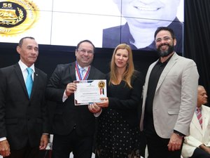 Luciano Barbosa recebe Comenda de Mérito Educativo Alagoano