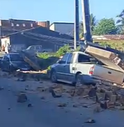 [Vídeo] Muro da antiga Brahma desaba e atinge quatro carros em Porto Calvo