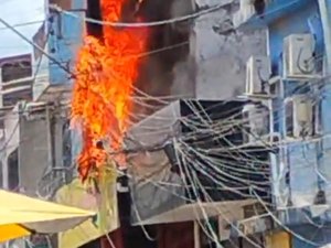 Poste pega fogo na rua São José, no bairro do Jacintinho