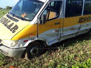 [Vídeo] Van de transporte escolar e carro de passeio colidem na AL-487