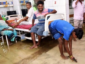 Na Índia, inundações levam peixes aos corredores de um hospital