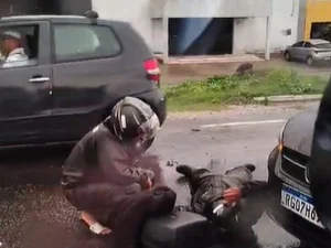Colisão entre dois carros e uma moto deixa um ferido na Avenida Menino Marcelo