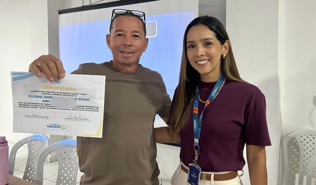 Permissionários da Praça da Faculdade recebem boxes e certificados em Maceió