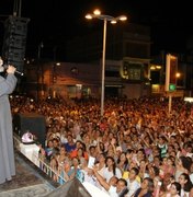 Padre Antônio Maria surpreende público com show após celebração de missa