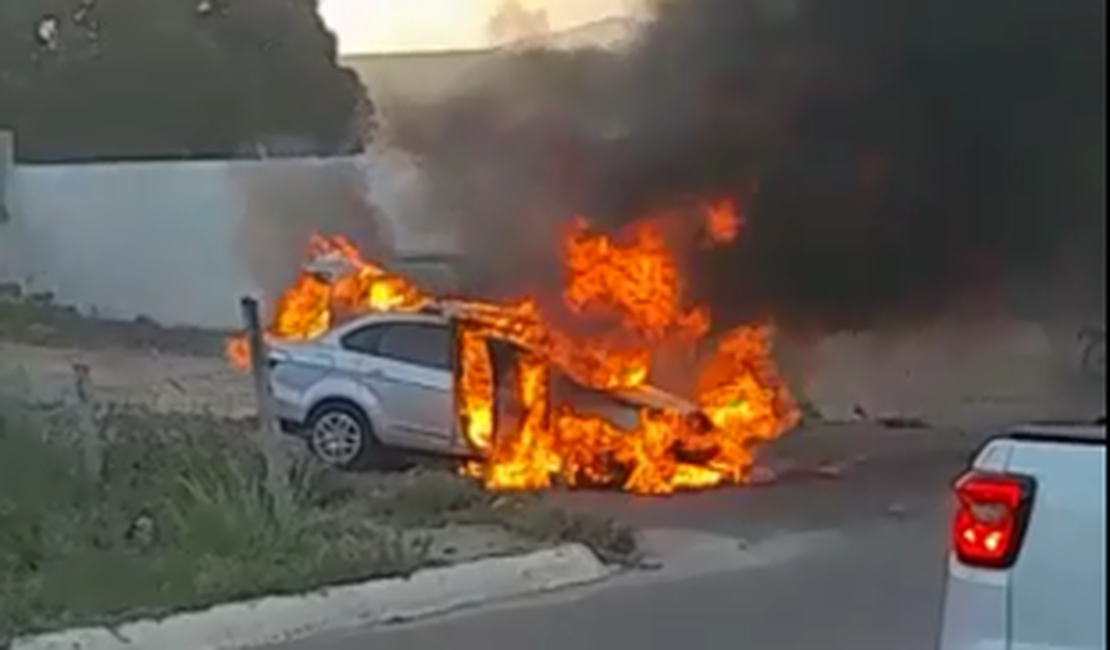 [Vídeo] Carro pega fogo às margens da rodovia AL-220 após apresentar problema mecânico