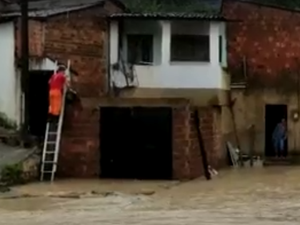 Ilhados, três adultos e um bebê são resgatados pelo Corpo de Bombeiros