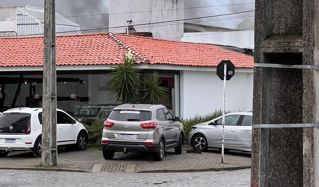 Curto-circuito provoca princípio de incêndio em clinica no bairro Farol