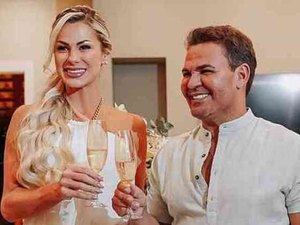 Eduardo Costa se casa longe de amigos famosos e dos holofotes