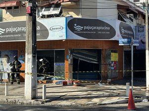 Incêndio destrói loja de produtos para piscina e mata gatos na antiga Amélia Rosa
