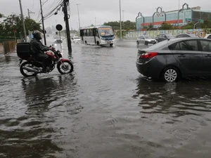 Frente fria derruba árvores e causa alagamentos no Rio de Janeiro