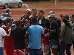 Sem máscara, Bolsonaro faz passeio de moto em Brasília e cumprimenta apoiadores