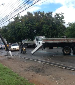 Caminhão colide em poste de energia na Durval de Góes Monteiro