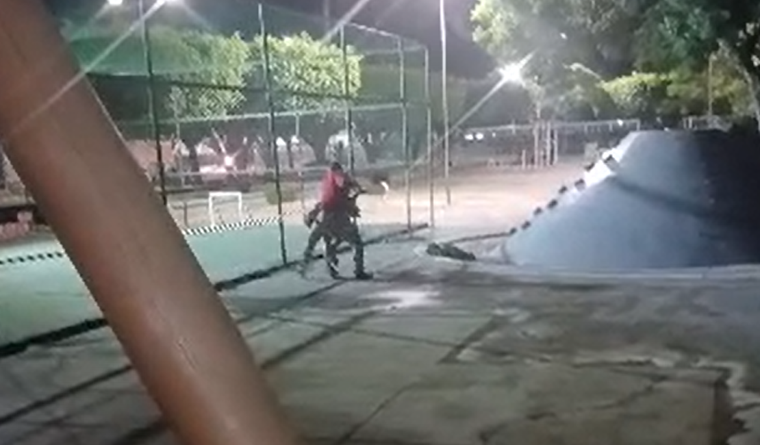 Adolescente é apreendido após agredir homem em situação de rua em praça