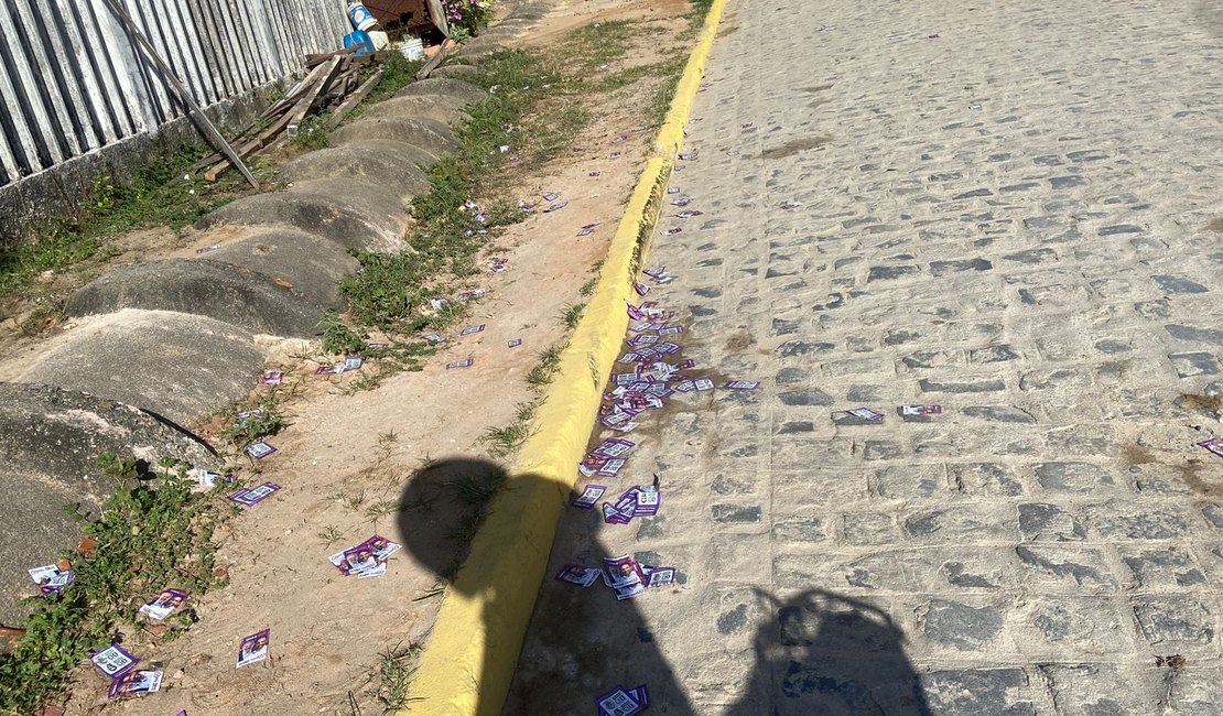Santinhos de candidatos são jogados em ruas de Maragogi
