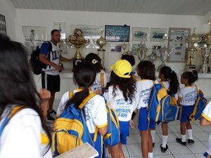 Crianças fazem visita ao treino do ASA no Estádio Municipal de Arapiraca