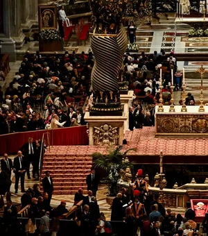 Funeral e sepultamento do papa Francisco são realizados neste sábado