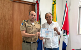 Ex-deputado Cícero Cavalcante recebe honrarias da Polícia Militar de Alagoas