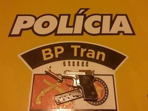 Motorista avança sinal vermelho, é abordado e acaba detido com arma de fogo e munições