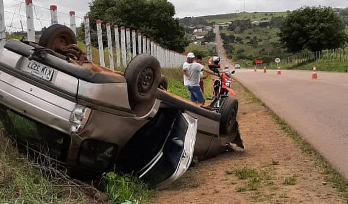 Motorista perde o controle de veículo e capota na zona rural de Taquarana