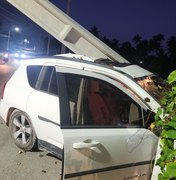 Carro colide em poste e deixa condutor ferido em Porto de Pedras