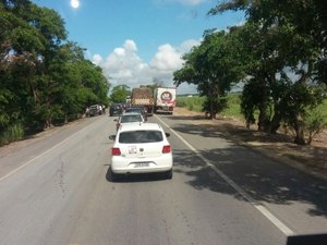 Por falta de transportes, moradores interditam BR-316 em Pilar