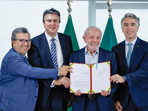 Ao lado do presidente Lula, Rafael Brito participa da sanção do ‘SUS da Educação’