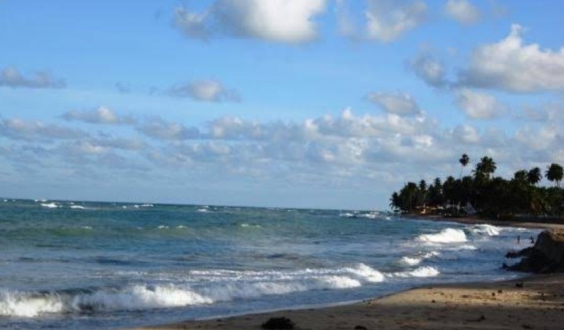 Corpo com ferimento na cabeça é encontrado em praia no bairro Pescaria, em Maceió