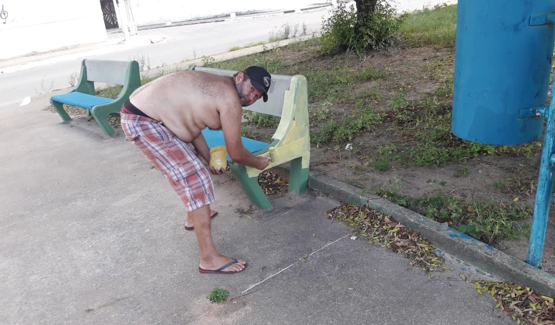 Sem resposta da prefeitura, moradores do Jardim Esperança fazem limpeza em praça