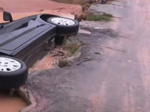 Carro com três pessoas cai de ponte após ser arrastado pela água em Bebedouro