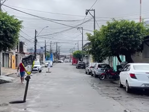 Água invade casas no Prado e moradores estão apreensivos devido às chuvas
