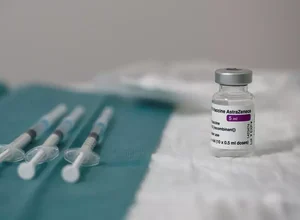 Fiocruz recebe novo lote de IFA para produção de 4,5 milhões de doses