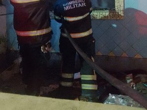Residência abandonada pega fogo na Ponta da Terra, em Maceió