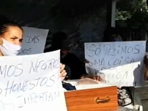 Familiares do mototaxista alagoano morto pela polícia no Rio fazem protesto