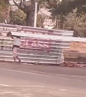 Dupla furta tapumes e atrapalha obra de revitalização da Praça Sinimbu