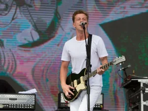 Vocalista da Scalene sofre ferimento na cabeça após queda em show