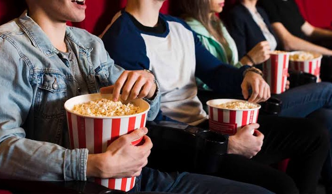 Casal de adolescentes é flagrados fazendo sexo em cinema no Paraná