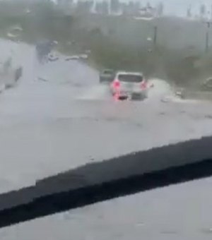 [Vídeo] Chuva forte alaga trechos da BR-101 em Teotônio Vilela